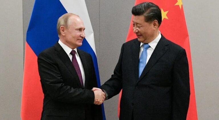 Imagem do aperto de mão entre o presidentes da Rússia, Vladimir Putin, e da China, Xi Jinping.