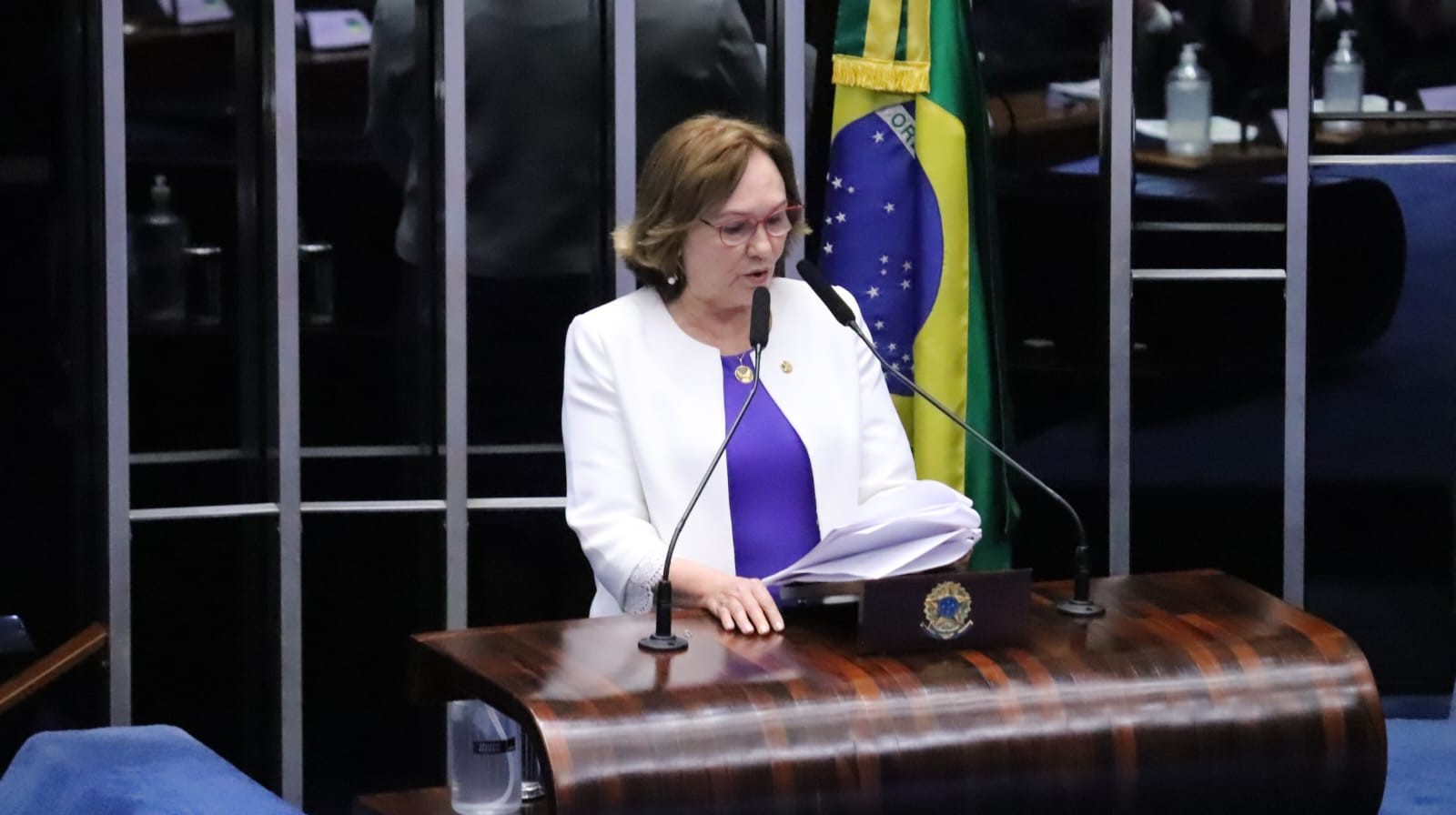 Senadora Zenaide lendo relatório da medida provisória na tribuna do plenário.