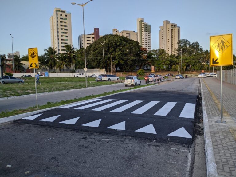 Imagem de faixa elevada em via ao redor da Arena das Dunas.