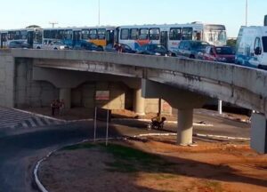 Imagem mostrando o trânsito no viaduto da Urbana.