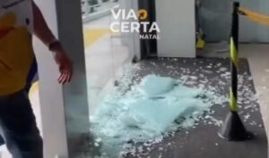 Imagem da vidraça da agência do Banco do Brasil estilhaçada.