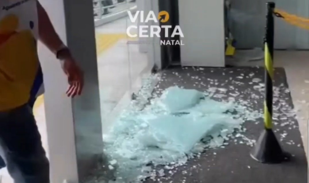 Imagem da vidraça da agência do Banco do Brasil estilhaçada.