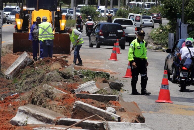 Imagem de operários nas obras.