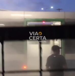 Imagem reproduzida de vídeo que mostra o trem fumaçando e passageiros agitados.