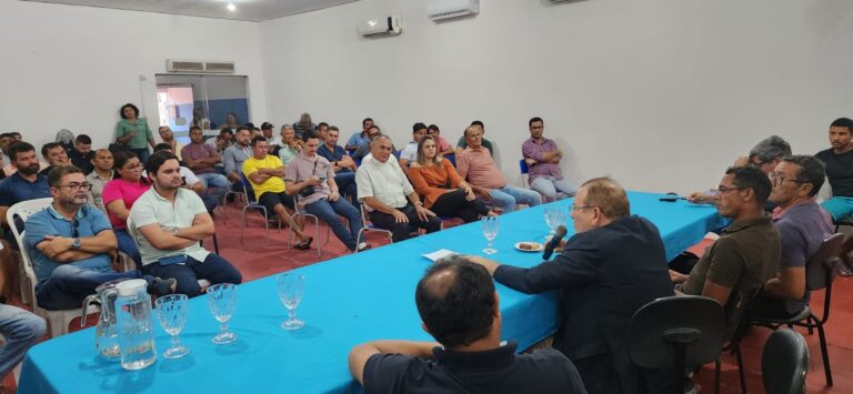 Secretário Jaime Calado na mesa do evento falando ao público.