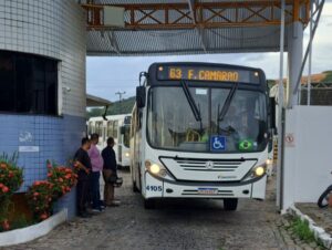 Imagem de veículo do transporte público saindo da garagem.