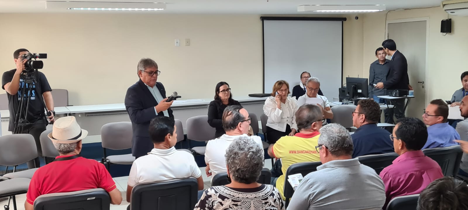 Senadora Zenaide ao telefone falando com o presidente do Senado Rodrigo Pacheco, enquanto participava de reunião com sindicatos.