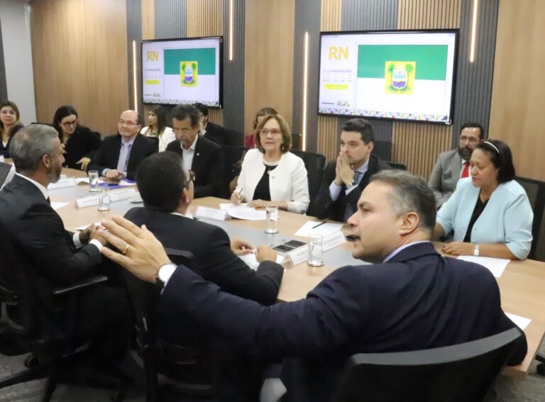 Senadora Zenaide em reunião com o ministro dos transportes, a governadora Fátima Bezerra e demais autoridades.