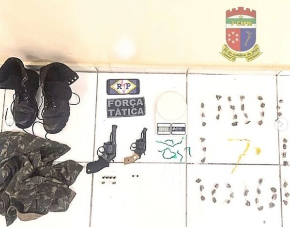 Drogas, armas e fardamento camuflado apreendido pela polícia.