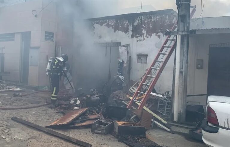 Imagem da casa destruída após o incêndio.