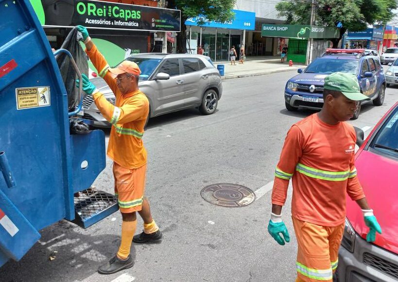 Garis fazendo a limpeza púbica na Grande Natal.