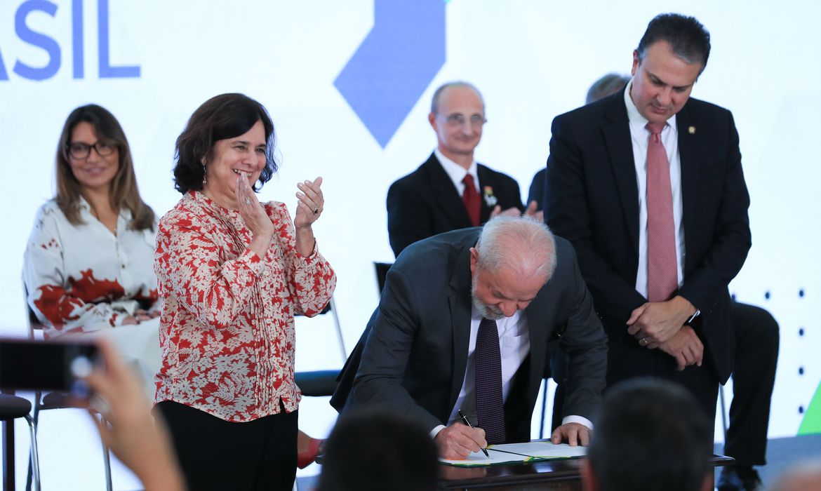 Presidente Lula assinando documento durante cerimônia de Lançamento do programa Mais Médicos.