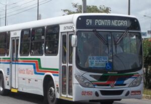 Imagem do ônibus da linha 54 que vai o percurso Alecrim -Ponta Negra.