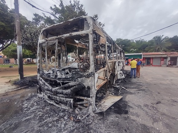 Imagem da carcaça de ônibus após ser incendiado.