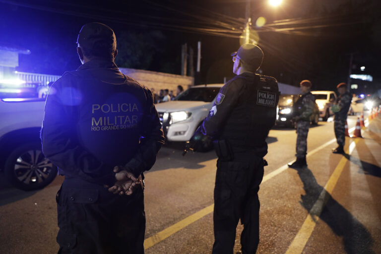 Policiais fazendo blitz para identificar criminosos.