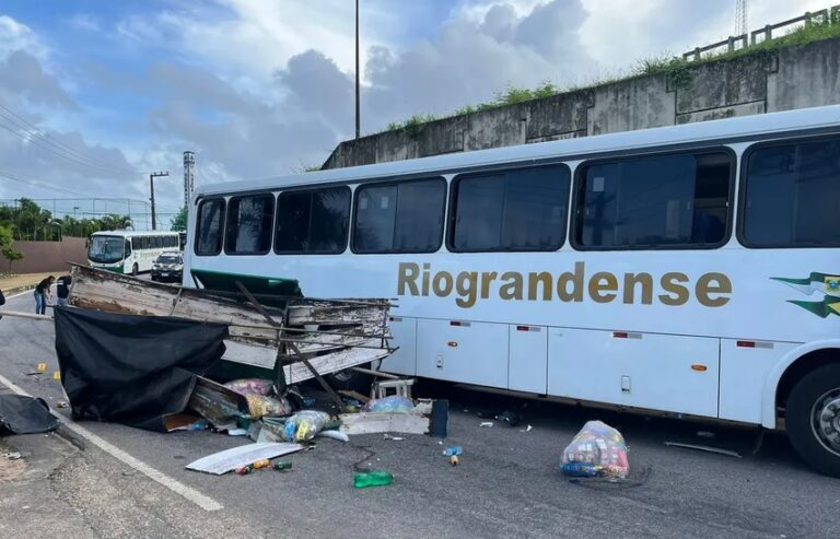 Imagem mostra destruição do carrinho do ambulante e ônibus parado no local da colisão.