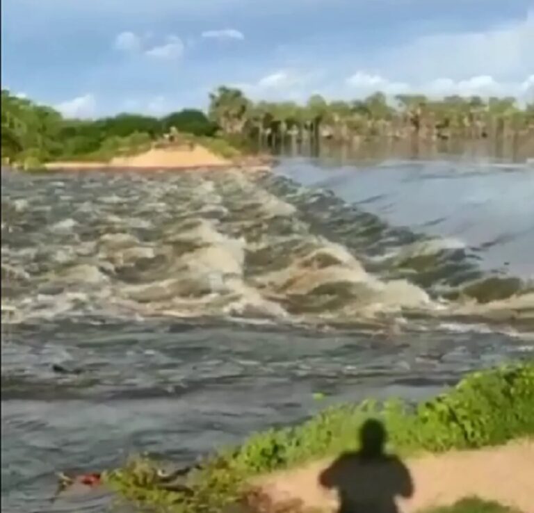 Reprodução do vídeo mostrando a cheia do rio.