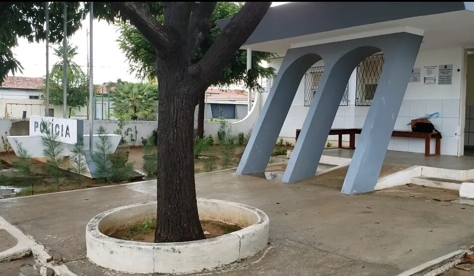 Foto da fachada da delegacia de polícia civil em Mossoró.