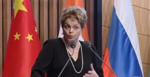 Dilma durante discurso após tomar posse do banco dos Brics, em Xangai, na China.