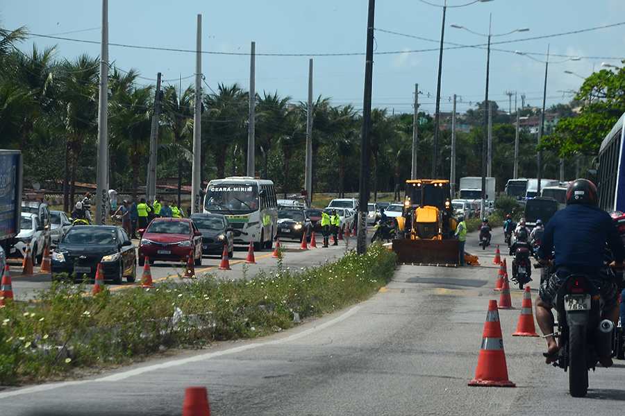 Avenida Felizardo Moura com trânsito intenso de veículos.