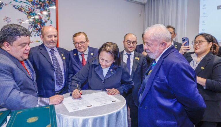 Governadora Fátima assinando memorando de intenção na China ao lado do presidente lula.