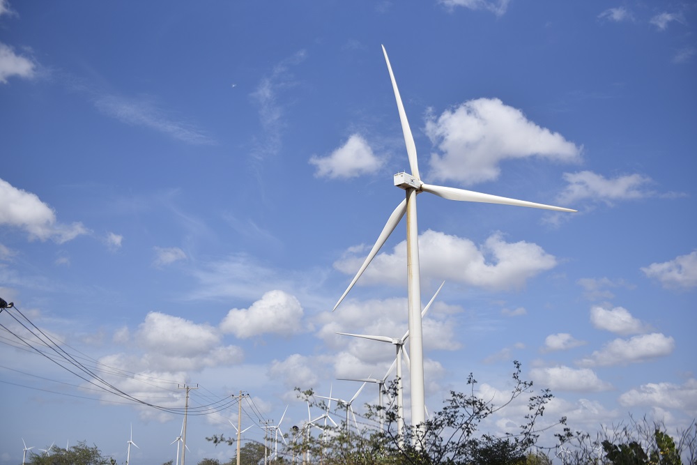 Imagem de aerogeradores de energia eólica.