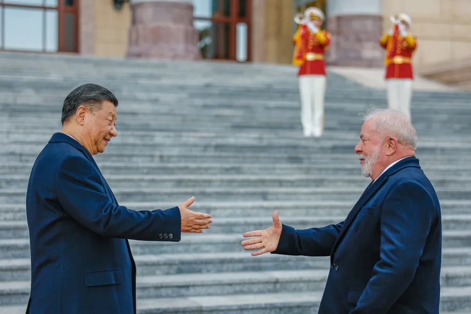 Lula é recepcionado por Xi Jinping no Palácio do Povo em Pequim