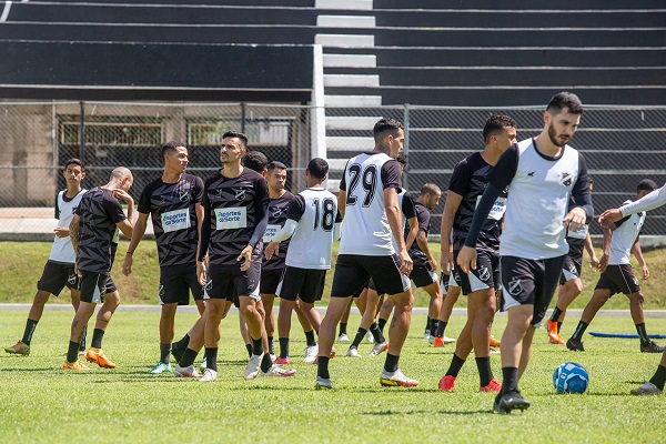 Jogadores do ABC treinando no gramado do estádio Frasqueirão..