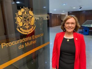 Senadora Zenaide posando pra foto no totem da Procuradoria Especial da Mulher no Senado.