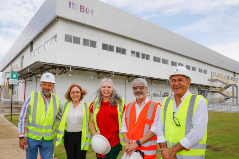 Senadores Zenaide Mais e Humberto Costa posando pra foto com integrantes na frente da Hemoobrás, em Pernambuco.