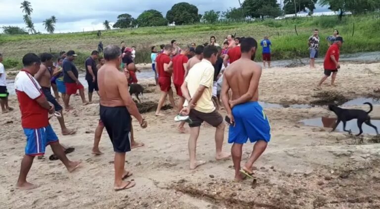 Movimentação de curiosos próximo ao local do afogamento do jovem.