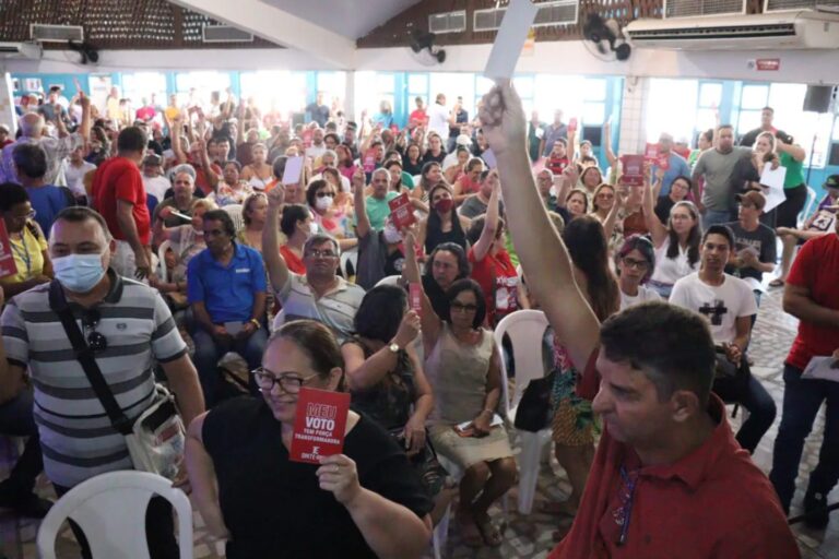 Professores em assembleia do Sinte votando suspensão da greve.