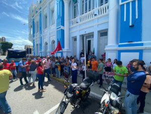 Servidores protestando em frente à Prefeitura de Natal.