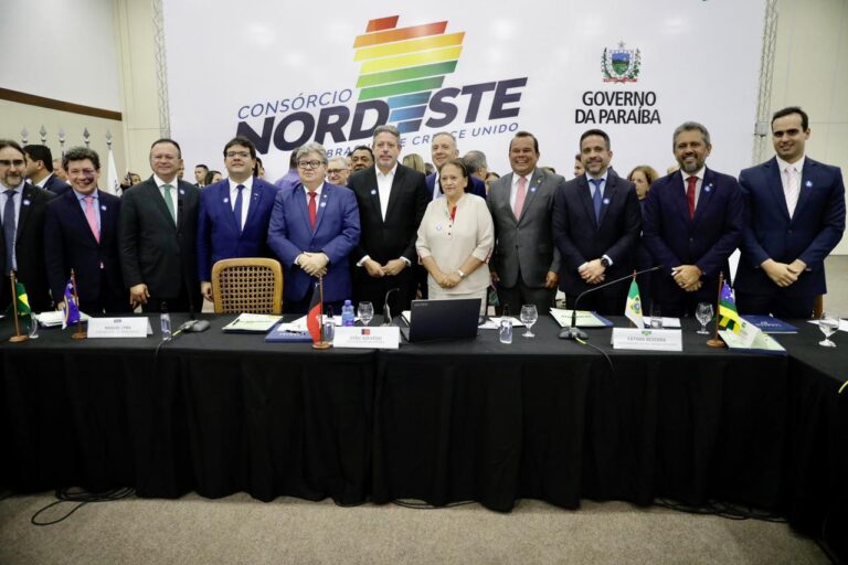 Governadores do Nordeste posando pra foto durante evento.