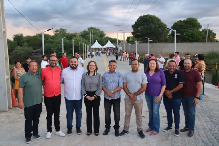 Imagem da senadora Zenaide, o prefeito de Caicó, Dr. Tadeu e vereadores na passagem molhada.